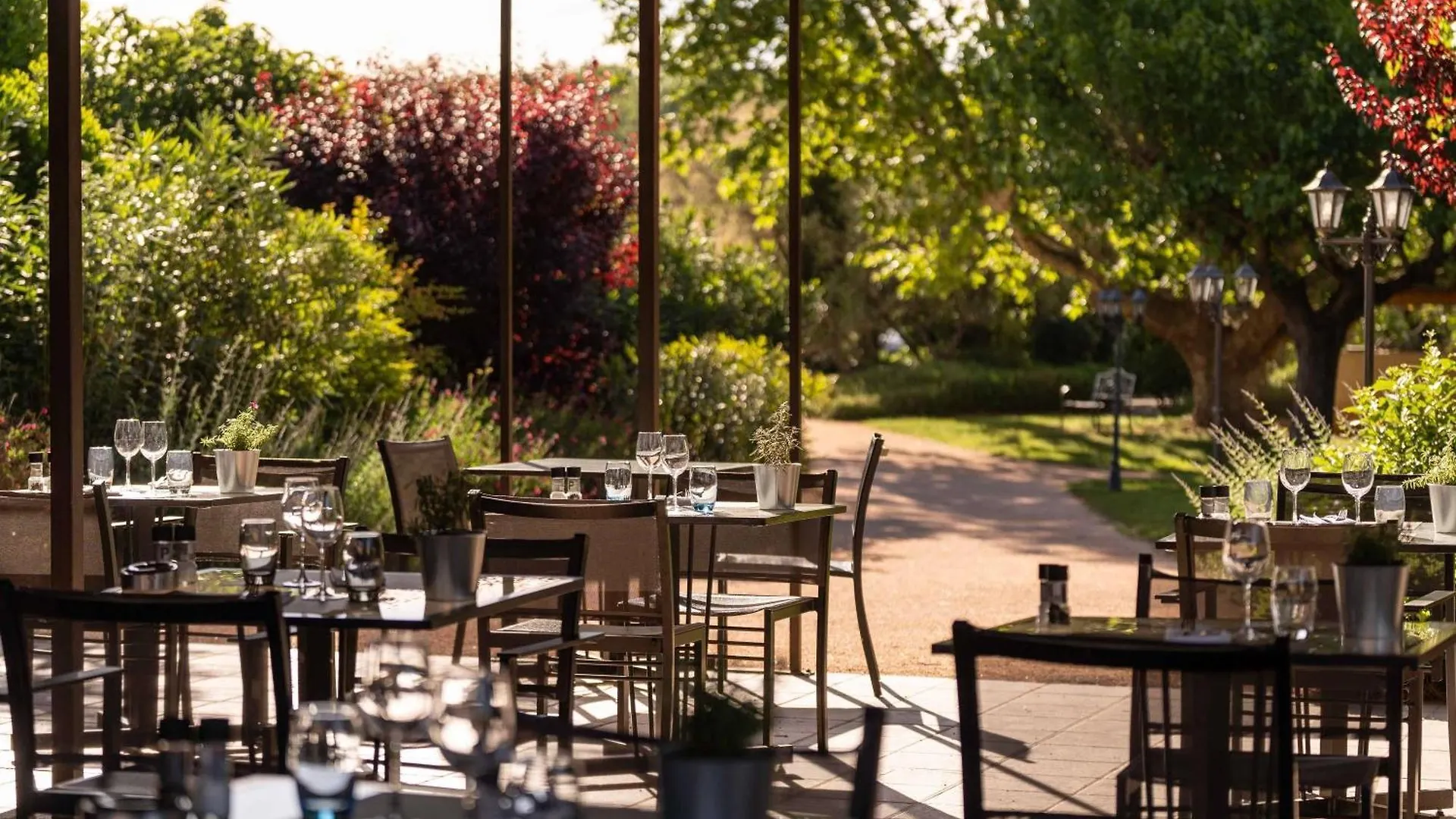 Отель Mercure Aix-En-Provence Sainte-Victoire Шатонёф-ле-Руж
